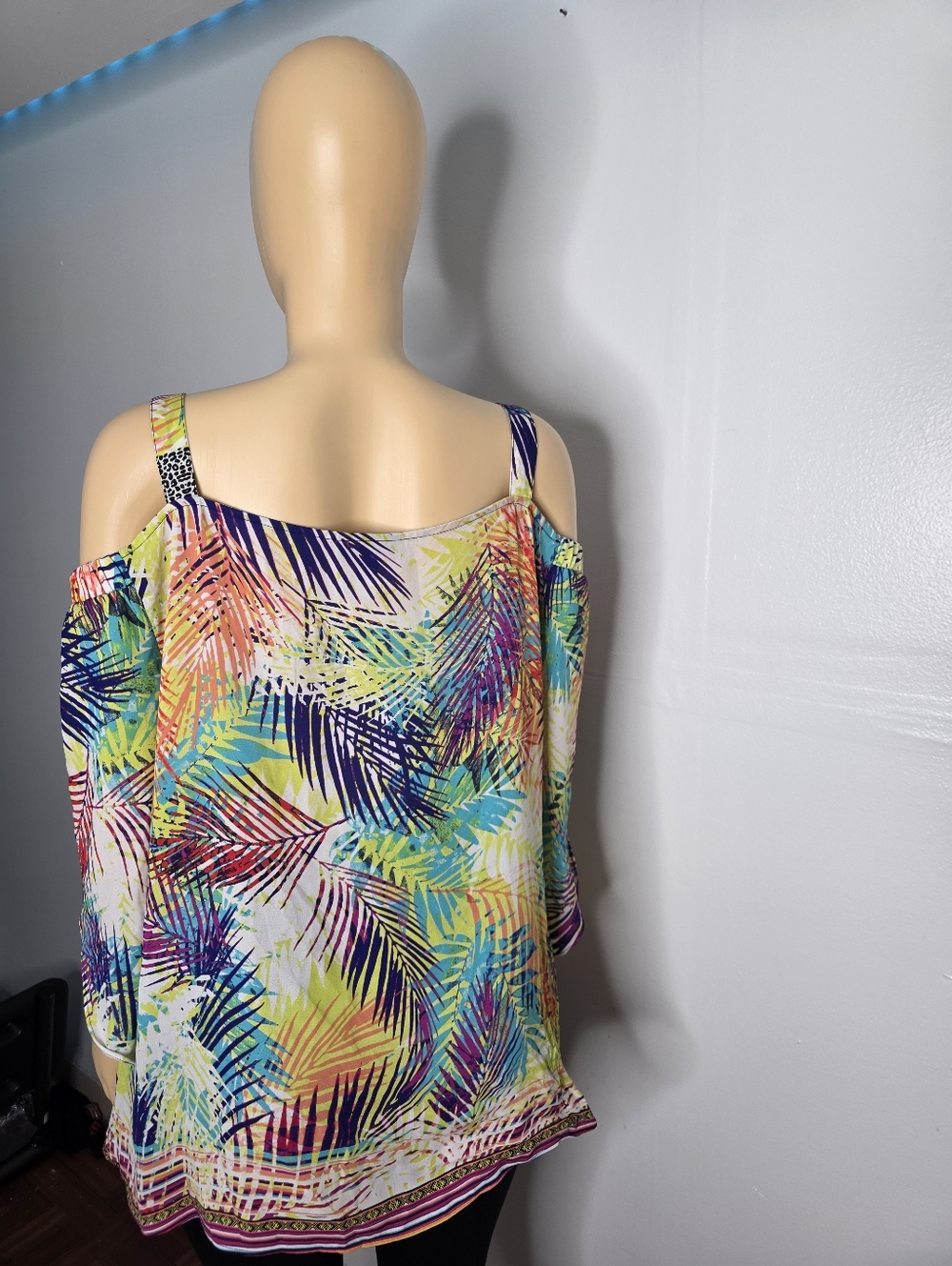 BOLD elements Multicolor Tropical Cold-Shoulder Top Size US/XL - Picture 3 of 14